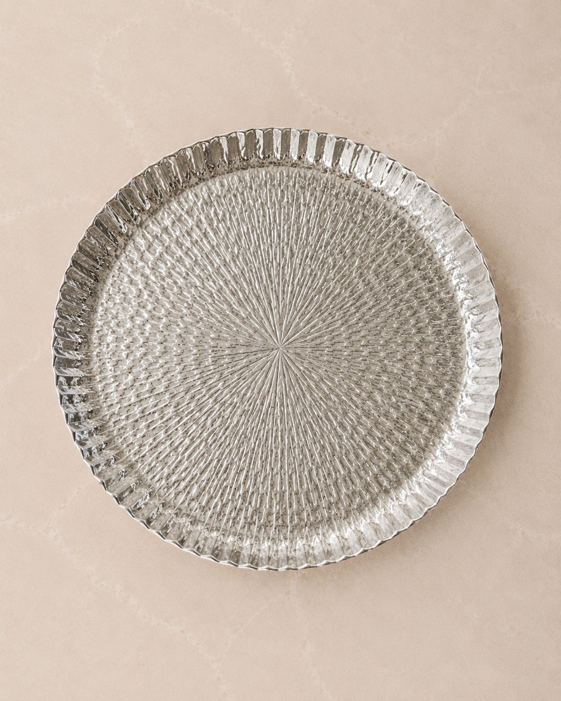 Ασημί διακοσμητική πιατέλα 37εκ με radial textured σχέδιο για modern διακόσμηση