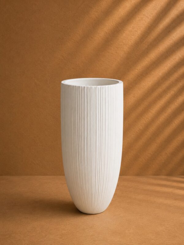 Λευκό ραβδωτό κασπώ από fiberclay διαστάσεων Φ24x46 εκ., με κομψό ψηλό σχεδιασμό και μίνιμαλ αισθητική.